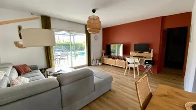 Coin salon dans l'établissement Villa Le Faré 10 min des plages - Climatisée - 8 Pers - Piscine Chauffée du 1er mai au 30 sept -