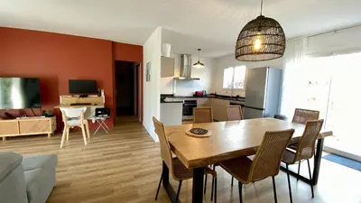 Cuisine ou kitchenette dans l'établissement Villa Le Faré 10 min des plages - Climatisée - 8 Pers - Piscine Chauffée du 1er mai au 30 sept -