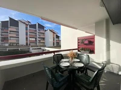 Balcon ou terrasse dans l'établissement Appartement avec Piscine, Terrasse et Parking à Capbreton, Proche du Port - FR-1-413-198