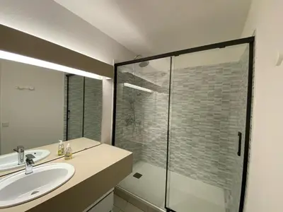 Salle de bains dans l'établissement Appartement avec Piscine, Terrasse et Parking à Capbreton, Proche du Port - FR-1-413-198