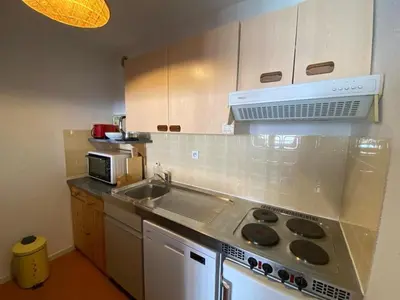 Cuisine ou kitchenette dans l'établissement Appartement avec Piscine, Terrasse et Parking à Capbreton, Proche du Port - FR-1-413-198