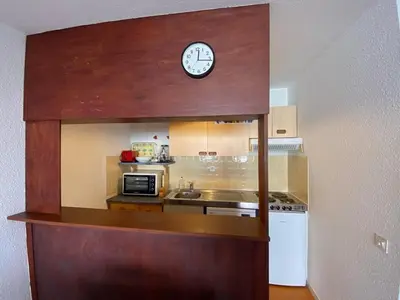 Cuisine ou kitchenette dans l'établissement Appartement avec Piscine, Terrasse et Parking à Capbreton, Proche du Port - FR-1-413-198