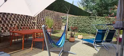 Jardin de l'établissement Maison Cosy classée 3 étoiles proche plages de surf de Contis