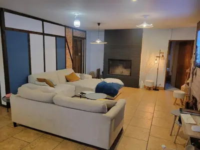 Coin salon dans l'établissement Magnifique villa avec piscine