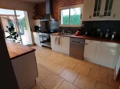 Cuisine ou kitchenette dans l'établissement Magnifique villa avec piscine
