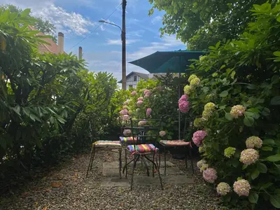 Jardin de l'établissement Agréable petit gîte avec jardinet et piscine