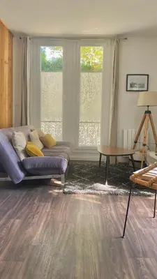 Coin salon dans l'établissement Agréable petit gîte avec jardinet et piscine