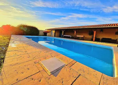 Piscine de l'établissement Le Domaine de Laurolie ou située à proximité
