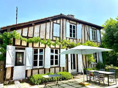 Jardin de l'établissement Authentique villa du XIX e siècle avec piscine