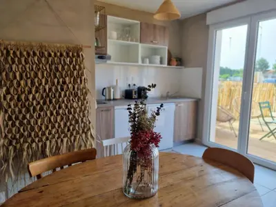 Cuisine ou kitchenette dans l'établissement La Cabane de Jeanne ~ 10 minutes à pied de l'océan