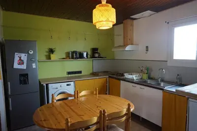 Cuisine ou kitchenette dans l'établissement Maison champêtre et joyeuse à la campagne