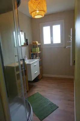 Salle de bains dans l'établissement Maison champêtre et joyeuse à la campagne