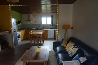 Cuisine ou kitchenette dans l'établissement Maison champêtre et joyeuse à la campagne