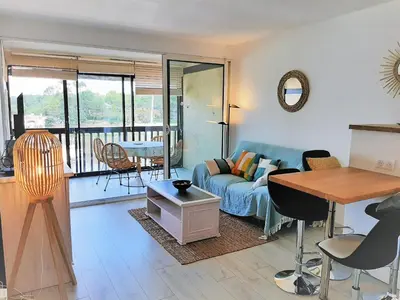 Coin salon dans l'établissement Bel Appartement Moderne à Capbreton avec Wifi et Parking Privé - FR-1-239-803