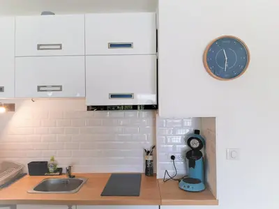 Cuisine ou kitchenette dans l'établissement Bel Appartement Moderne à Capbreton avec Wifi et Parking Privé - FR-1-239-803