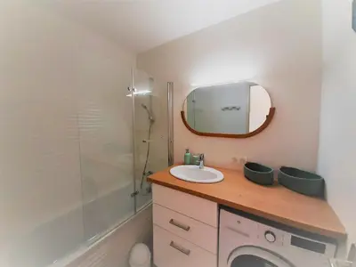 Salle de bains dans l'établissement Bel Appartement Moderne à Capbreton avec Wifi et Parking Privé - FR-1-239-803