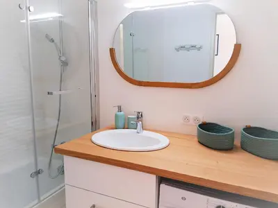 Salle de bains dans l'établissement Bel Appartement Moderne à Capbreton avec Wifi et Parking Privé - FR-1-239-803