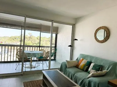 Coin salon dans l'établissement Bel Appartement Moderne à Capbreton avec Wifi et Parking Privé - FR-1-239-803