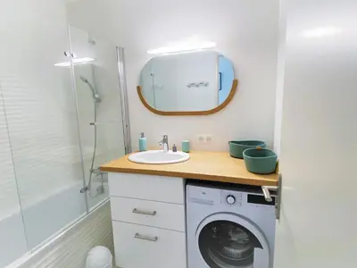 Salle de bains dans l'établissement Bel Appartement Moderne à Capbreton avec Wifi et Parking Privé - FR-1-239-803