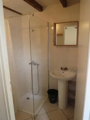 Salle de bains dans l'établissement Les Marines