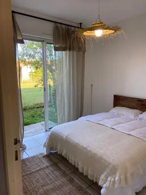 Un ou plusieurs lits dans un hébergement de l'établissement Grand appartement en résidence calme avec piscine