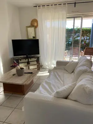 Télévision ou salle de divertissement dans l'établissement Grand appartement en résidence calme avec piscine
