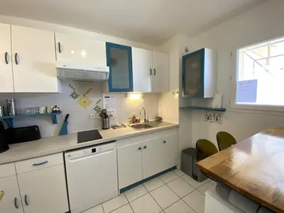 Cuisine ou kitchenette dans l'établissement VILLA MARINA 2 pieces avec parking et wifi centre