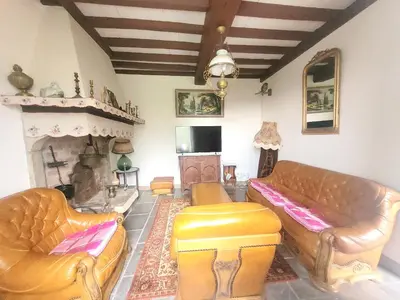 Coin salon dans l'établissement Maison confortable à Bardos avec vue sur montagne