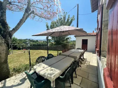 Jardin de l'établissement Maison confortable à Bardos avec vue sur montagne