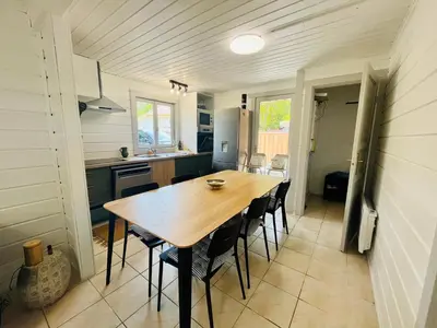 Cuisine ou kitchenette dans l'établissement Chalet domaine forge 6-8pers jacuzzi terrasse plancha proche commerces