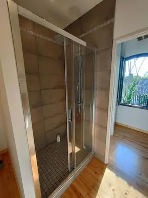 Salle de bains dans l'établissement Appartement 4/6 pers, jardin, 6 km de la plage