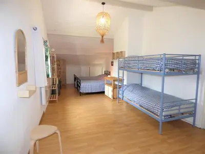 Un ou plusieurs lits dans un hébergement de l'établissement L'OREE DE LA PLAGE, 15 pers, Charmante Maison rénovée classée 3 étoiles - Piscine chauffée - Terrain de pétanque - Ping pong à Vieux-Boucau