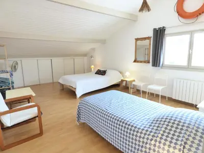 Un ou plusieurs lits dans un hébergement de l'établissement L'OREE DE LA PLAGE, 15 pers, Charmante Maison rénovée classée 3 étoiles - Piscine chauffée - Terrain de pétanque - Ping pong à Vieux-Boucau