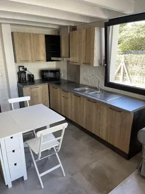 Cuisine ou kitchenette dans l'établissement T1bis à La Hume