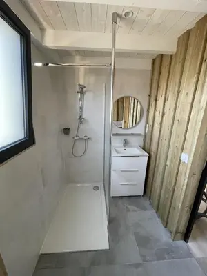 Salle de bains dans l'établissement T1bis à La Hume