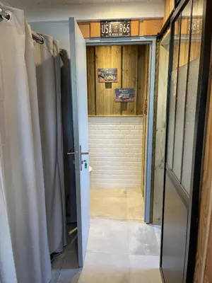 Salle de bains dans l'établissement T1bis à La Hume