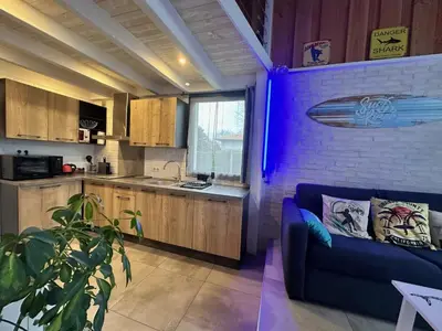 Cuisine ou kitchenette dans l'établissement T1bis à La Hume