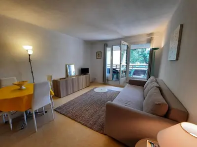 Coin salon dans l'établissement Appartement Lumineux à Seignosse, Proche Plage, Commerces et Activités, Parking, Wifi et Balcon - FR-1-239-813