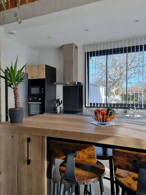 Cuisine ou kitchenette dans l'établissement Escale à La Hume