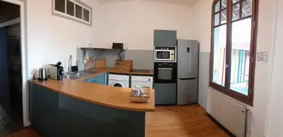 Cuisine ou kitchenette dans l'établissement Grand 3 pieces en centre-ville