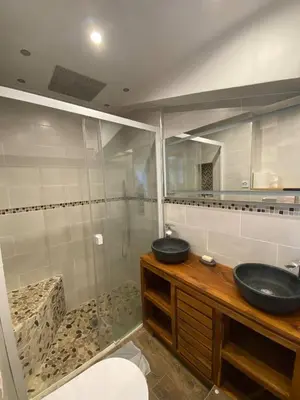 Salle de bains dans l'établissement Splendide appartement vue océan le Penon