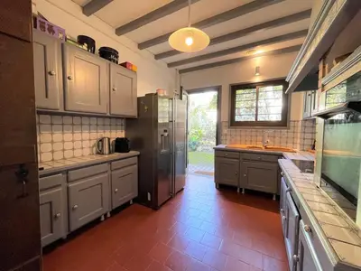 Cuisine ou kitchenette dans l'établissement Villa de 135m² avec Jardin Clos, 4 Chambres pour 8 Pers, Proche Plage et Centre - Pyla sur Mer - FR-1-420-115