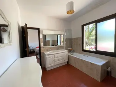 Salle de bains dans l'établissement Villa de 135m² avec Jardin Clos, 4 Chambres pour 8 Pers, Proche Plage et Centre - Pyla sur Mer - FR-1-420-115
