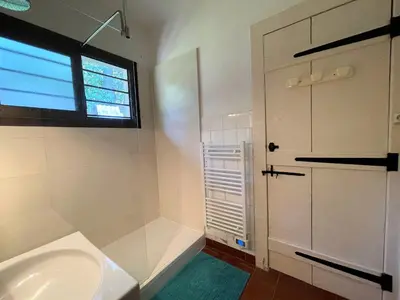 Salle de bains dans l'établissement Villa de 135m² avec Jardin Clos, 4 Chambres pour 8 Pers, Proche Plage et Centre - Pyla sur Mer - FR-1-420-115