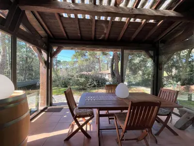 Balcon ou terrasse dans l'établissement Villa de 135m² avec Jardin Clos, 4 Chambres pour 8 Pers, Proche Plage et Centre - Pyla sur Mer - FR-1-420-115