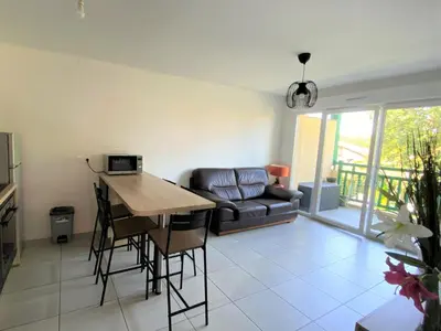 Coin salon dans l'établissement Bel Appartement Rénové, Terrasse, Parking Privé - FR-1-239-826