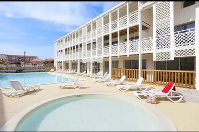 Piscine de l'établissement Appartement in Mimizan's center with pool & BBQ ou située à proximité