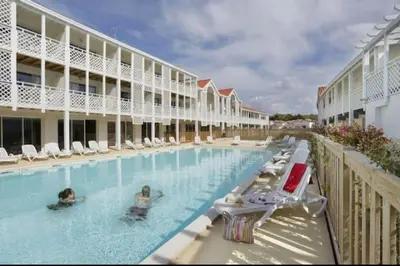 Piscine de l'établissement Appartement in Mimizan's center with pool & BBQ ou située à proximité