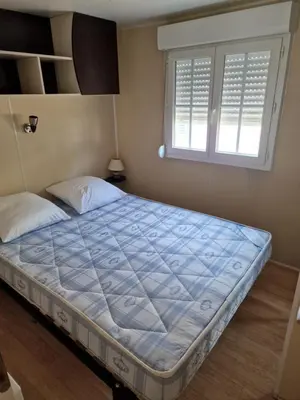 Un ou plusieurs lits dans un hébergement de l'établissement Grand Mobile home dans camping