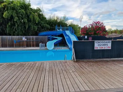 Piscine de l'établissement Grand Mobile home dans camping ou située à proximité